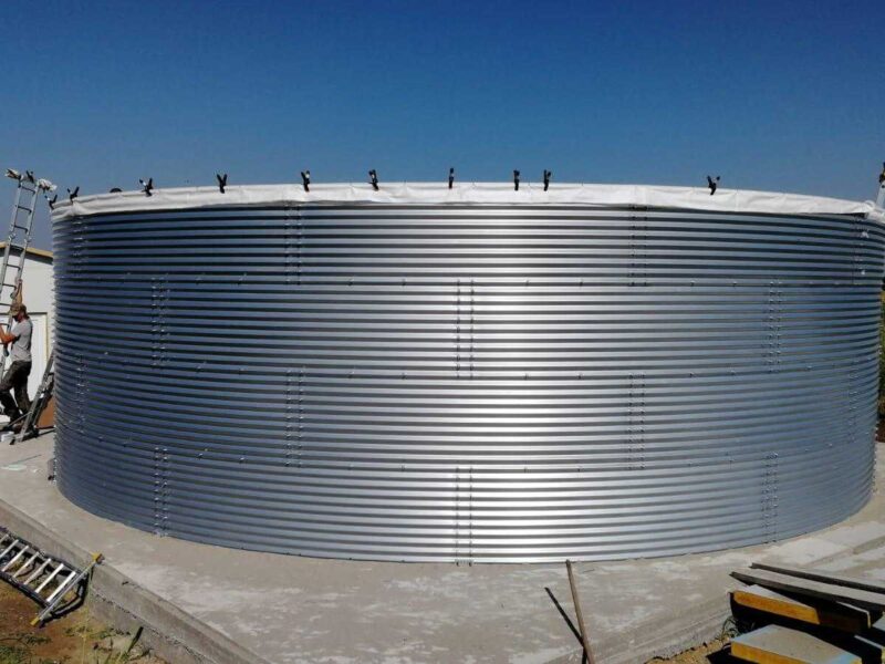 Vodospreme — montaža metalnog rezervoara